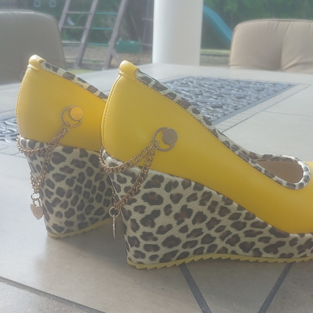 Brand new beautiful wedge heels! 👠